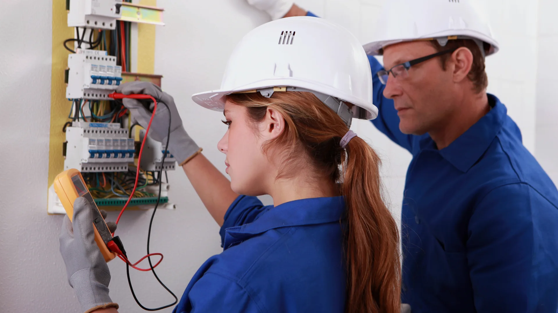 Électricien professionnel en intervention à Paris